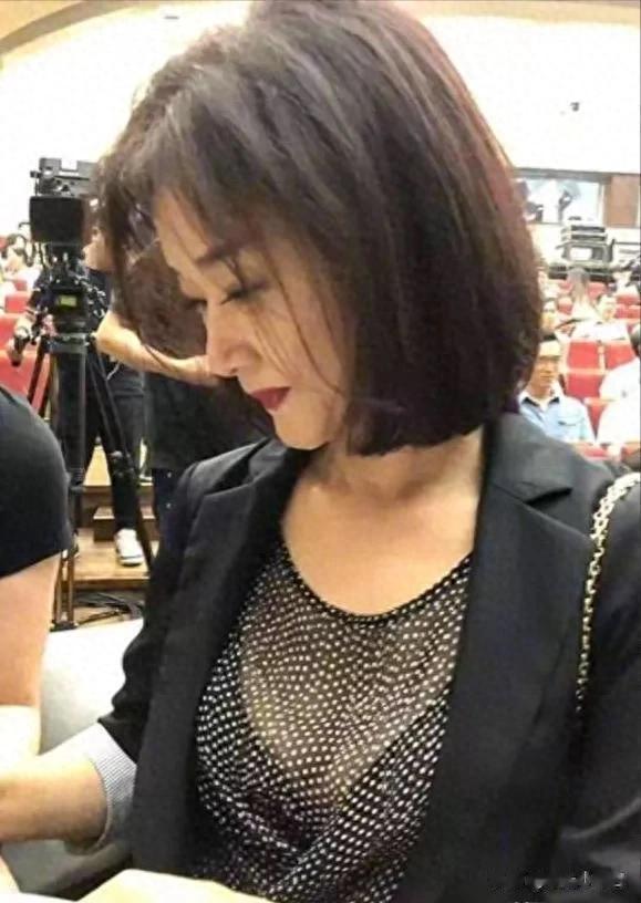 58岁宋祖英生活曝光：北京安家，体态富态且容颜依旧