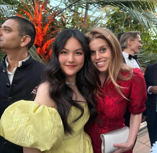 49岁李湘英国看马赛，母女俩穿装引热议，被嘲像两个老姐妹