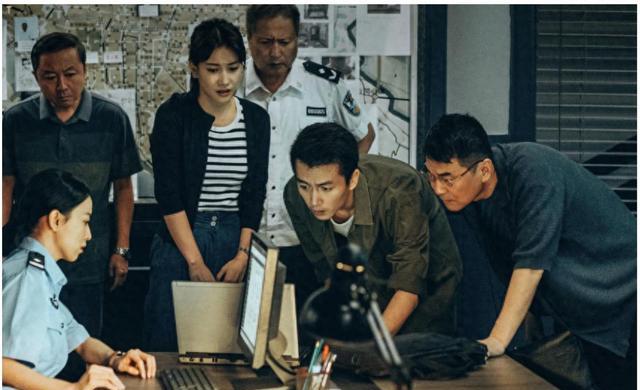 《乌云之上》和《悬镜》各看四集,一部昏昏欲睡,一部熬夜狂追!