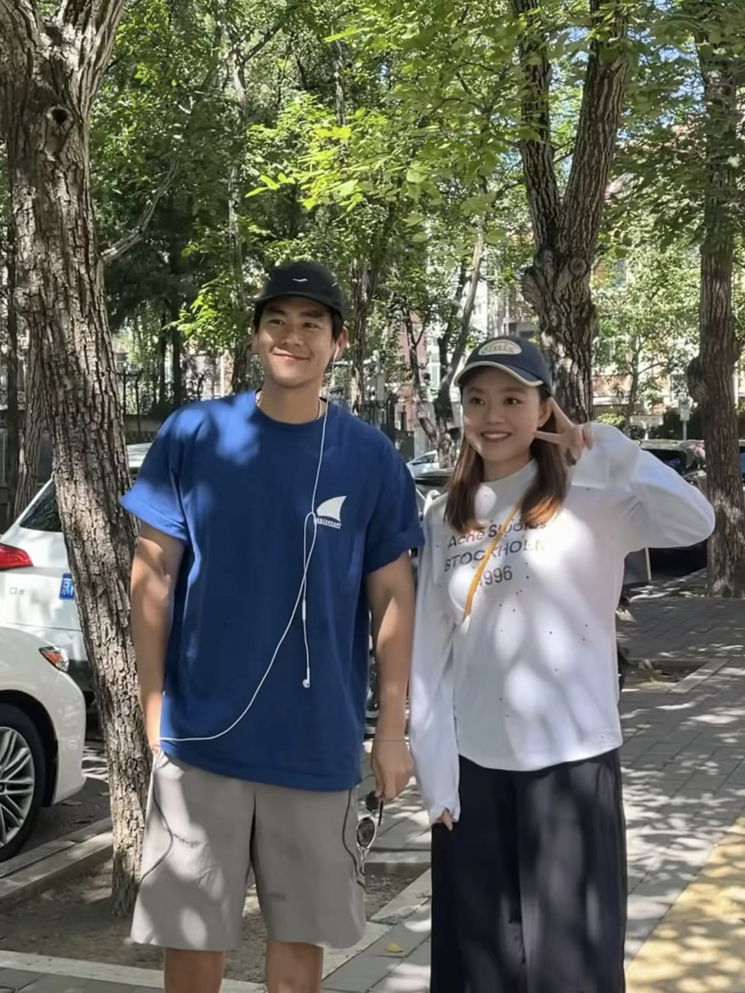 43岁彭于晏在北京街头散步,穿衣打扮像大学生,和民众互动好亲切