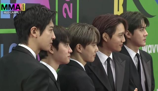 首尔这天，韩国偶像集体走红毯，没公司包装和滤镜，遍地普男普女