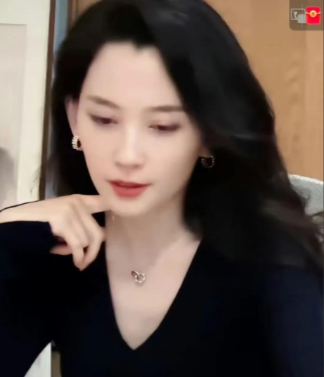 新疆街头偶遇森林北，腿短腰粗身材被嘲四六分，大肚子凸出好吸睛