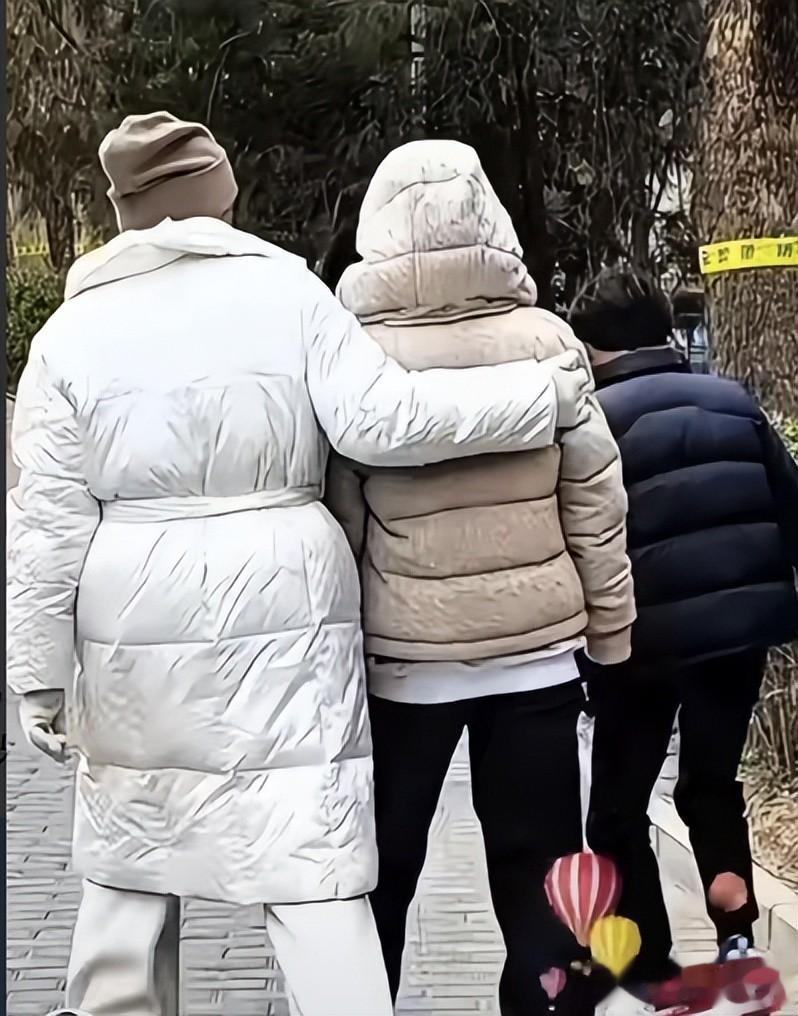 张兰带外孙公园游玩！玥儿裤拖地、霖霖露脚踝，没筱梅会照顾孩子