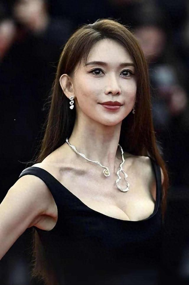 51岁林志玲现身戛纳,看完后,我哭了,这已不再是以前的志玲姐姐