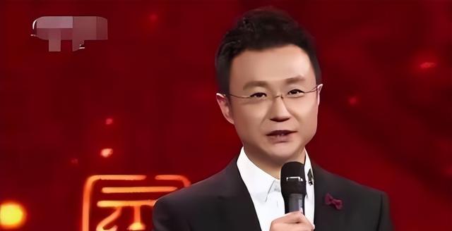 央视主持人春妮携家人回婆家！与二婚老公相处甜蜜，儿子罕见露脸