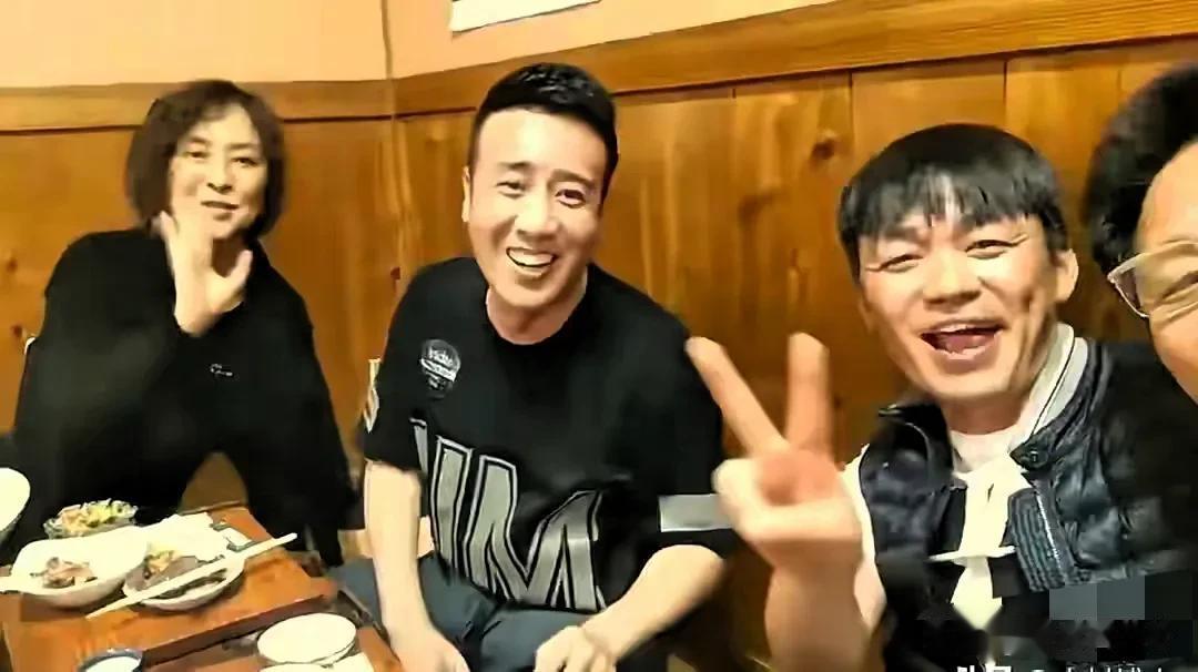 于和伟 王宝强小酒馆聚餐,两人喝的脸通红,疑似于和伟妻子亮相