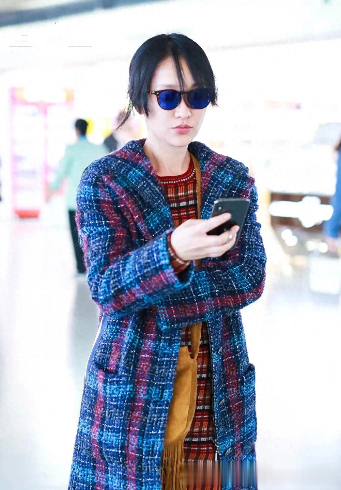 被50岁周迅的中年穿搭惊艳了！蓝色格纹大衣+连衣裙，高级又洋气