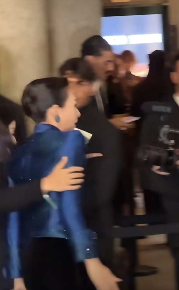 章子怡亮相米兰时装周,蓝色渐变刺绣外套搭盘发,美出新高度