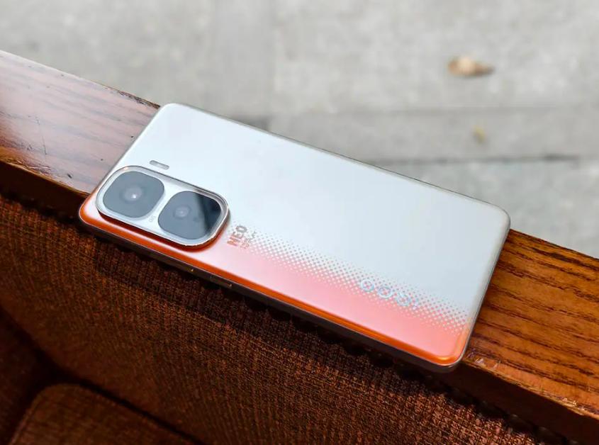 價格“跌至新低”的一款手機，512G深受好評，值得現在撿漏