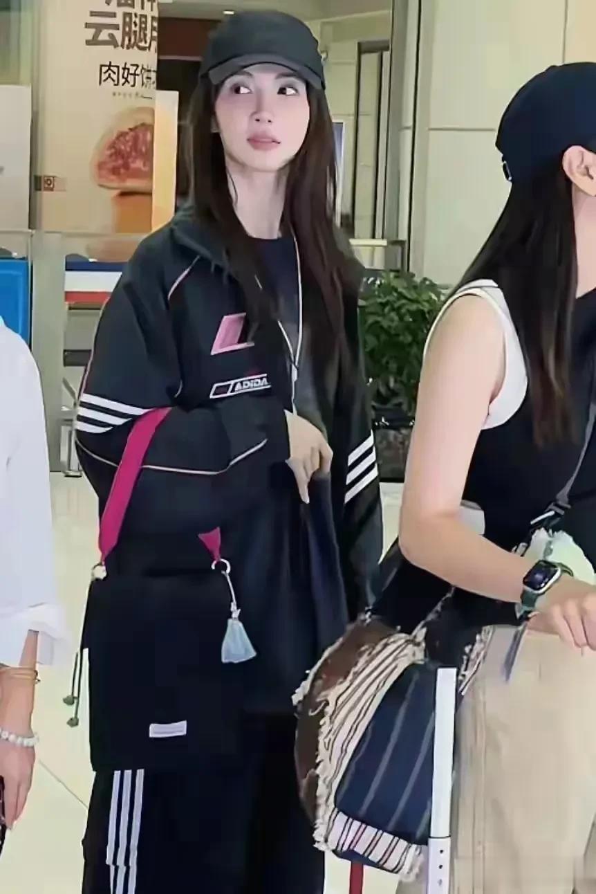 金晨现身丽江，嘴鼻不歪脸变圆，颜值回春像换了张脸！