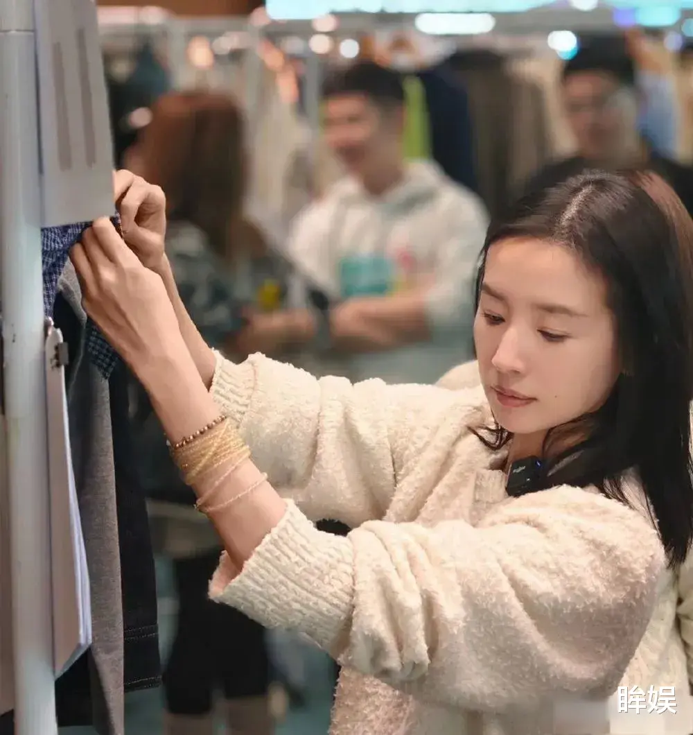 44岁董洁批发市场被偶遇,穿白色毛衣美得太显眼,不愧是内娱顶级神颜