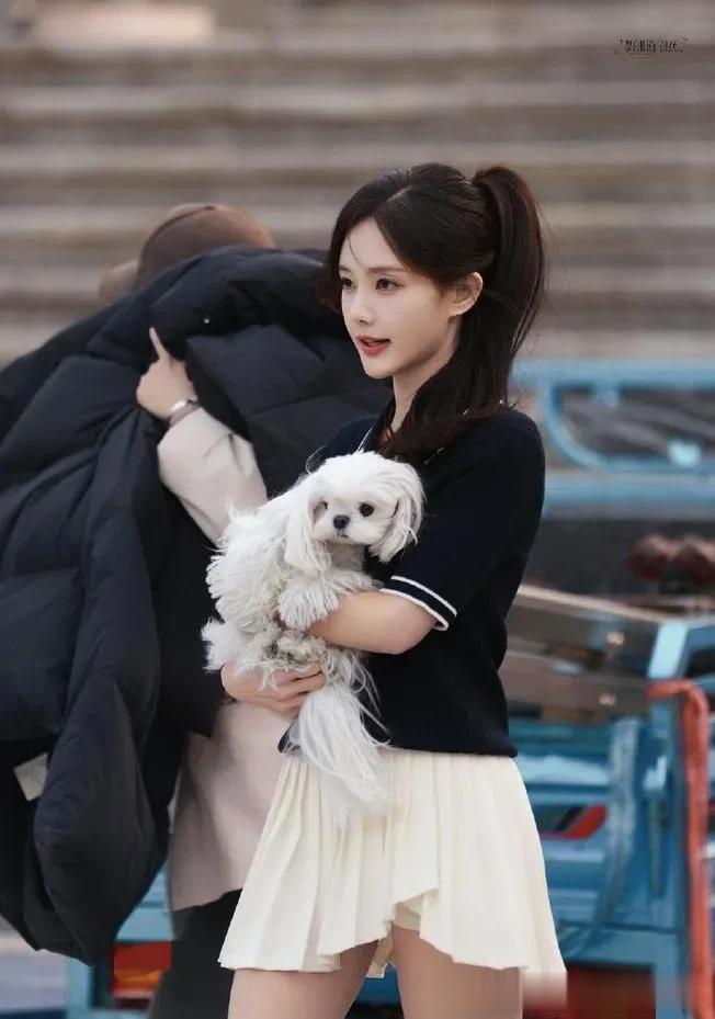 李一桐身材好匀称！穿翻领上衣+白色短裙，看不到一丝赘肉！