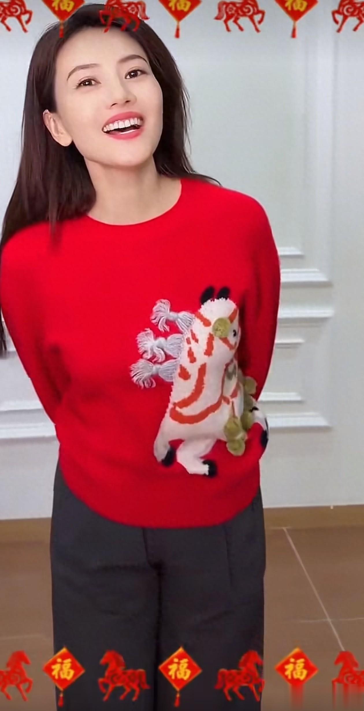 46岁高圆圆穿红色毛衣贺新春！骏马图案好抢眼，整个人美得像28岁