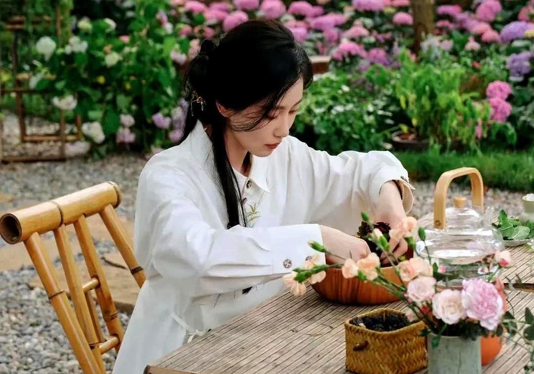 刘诗诗倒立式瑜伽太惹眼，生娃六载，38岁归来仍是少女