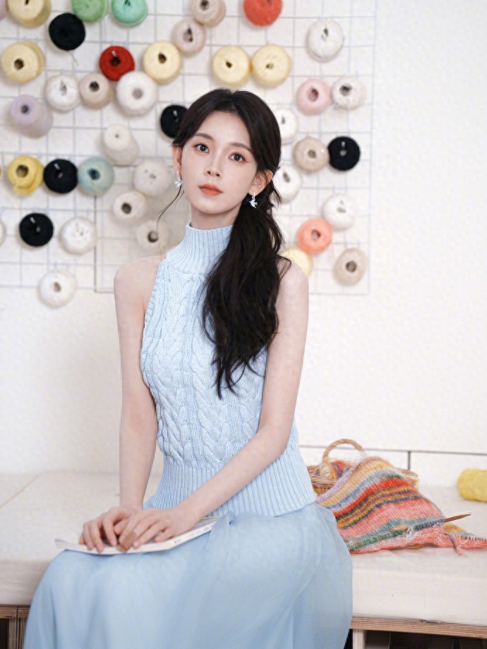 陈瑶今日份营业美照，淡蓝色裙子优雅迷人，气质绝了