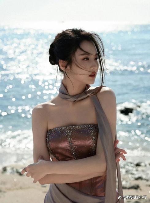 张慧雯海边魅力大爆发,抹胸造型美得无法抗拒!