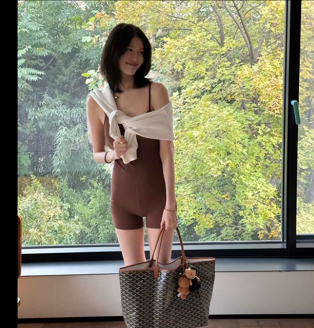 何穗产后复出，穿瑜伽服出镜，身材火辣无比！