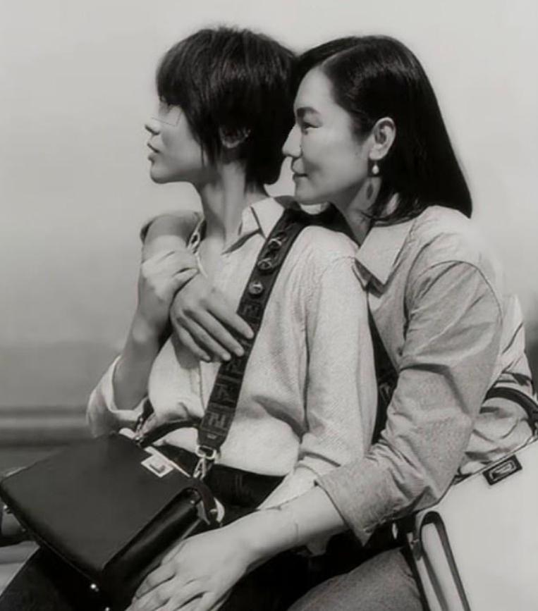 爱上有妇之夫,抢走王菲丈夫,未婚先孕,如今只能和女儿相依为命