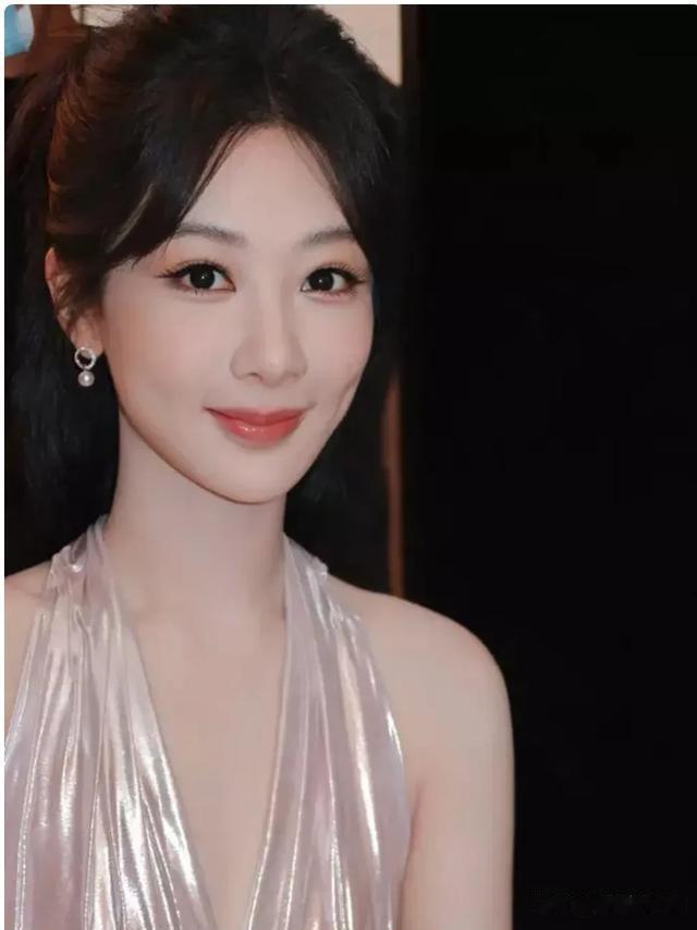 挂脖深V映珠光，杨紫解锁纯欲新高度