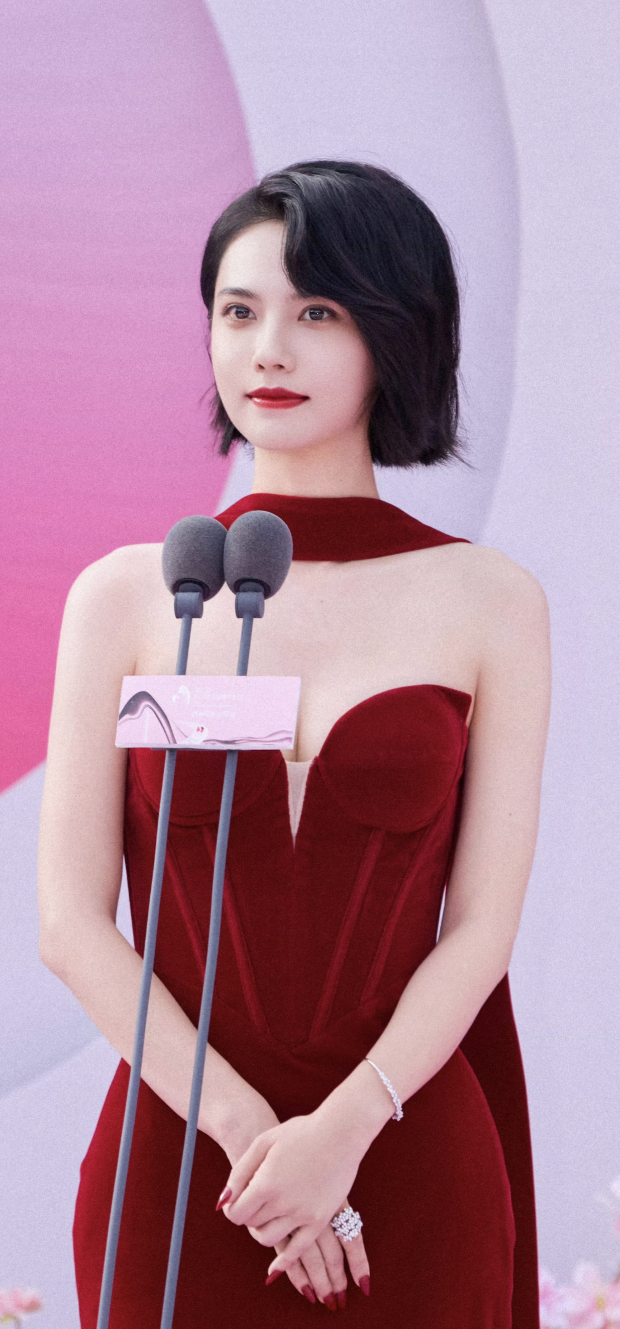 姜珮瑶红玉丝绒鱼尾礼服搭配复古微卷短发壁纸美图，姜珮瑶壁纸