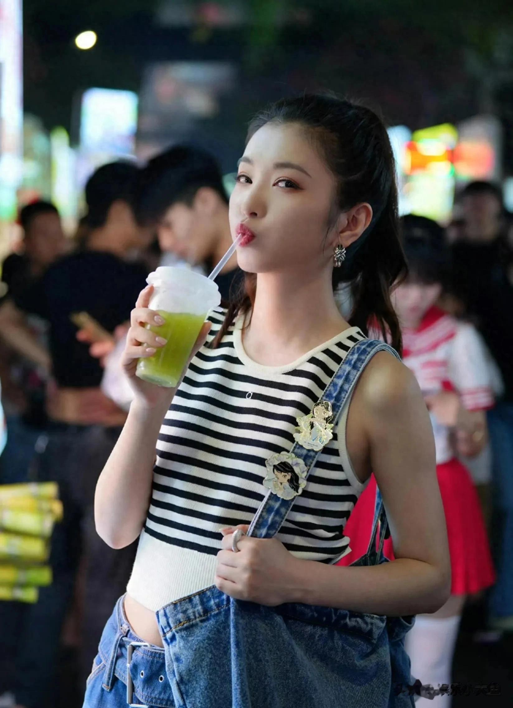 李云霄夜市逛吃ootd，穿条纹背心衣搭配高马尾，笑容好有感染力