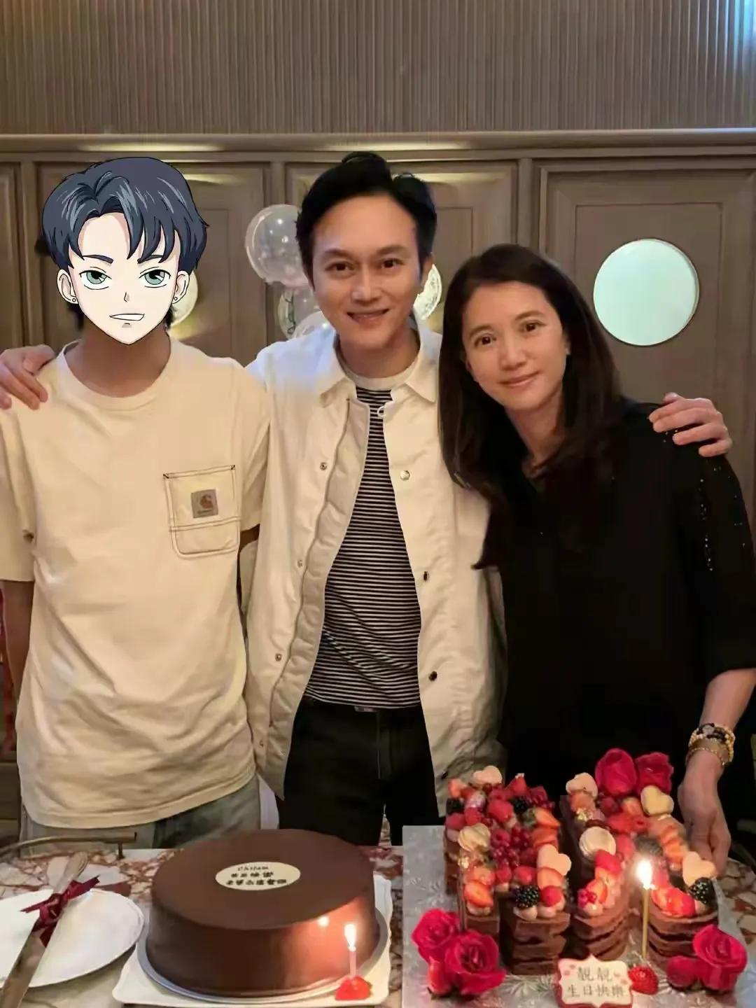 张智霖李承铉两家结伴飞北京，20岁魔童比爸爸高，被赞超级大帅哥