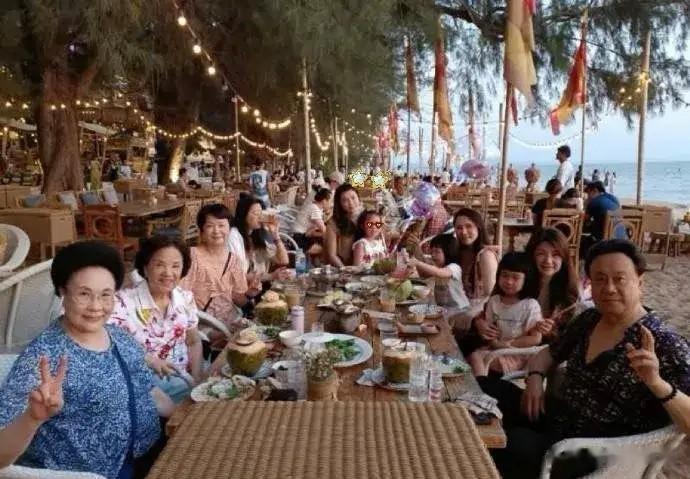 伊能静秦昊带爸妈出游，9岁米粒颜值气质在线，活脱脱小版伊能静