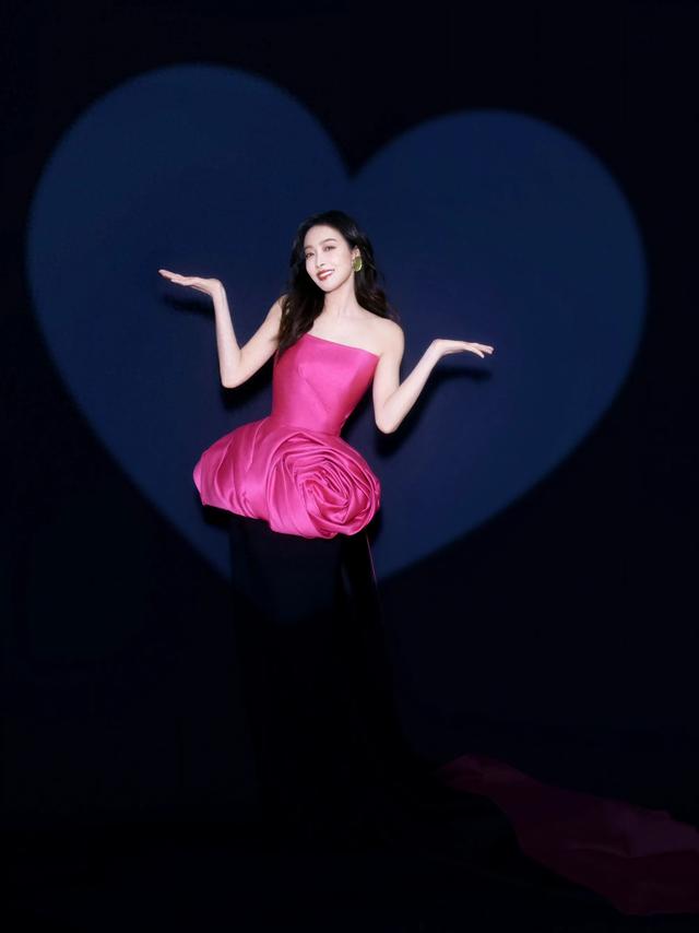 宋茜,芭比粉花朵抹胸裙,每个女孩都有一个公主梦