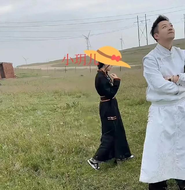 汪小菲直播草原行，玥儿箖箖都有出镜，马筱梅尝试骑马接地气