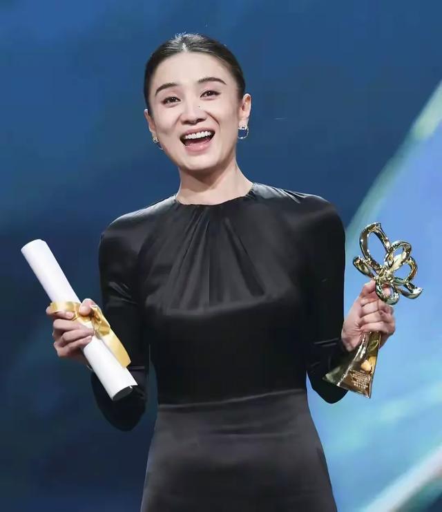 宋佳被人民日报“点名”，拿奖后真实处境暴露，娱乐圈地位又变了