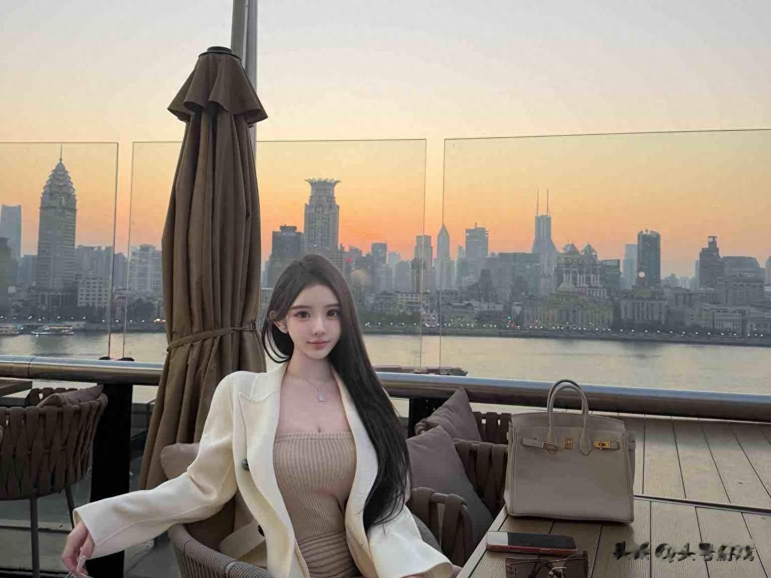 女主播街拍照片引争议！“科技含量”太强，回应：线上线下都一样