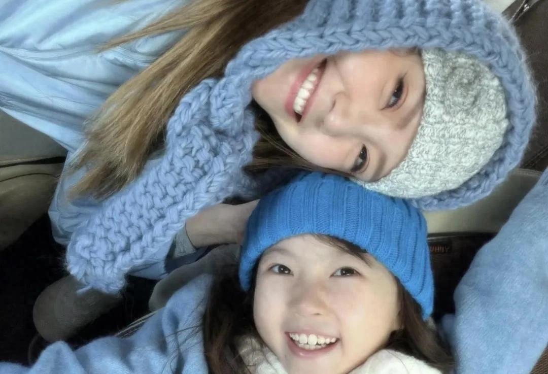 TVB女星一家四口吉林长白山滑雪,八岁女儿越大越靓女