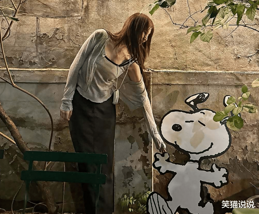 尹恩惠晒最新照片:开衫半身裙显文艺范,笑容甜美可爱!