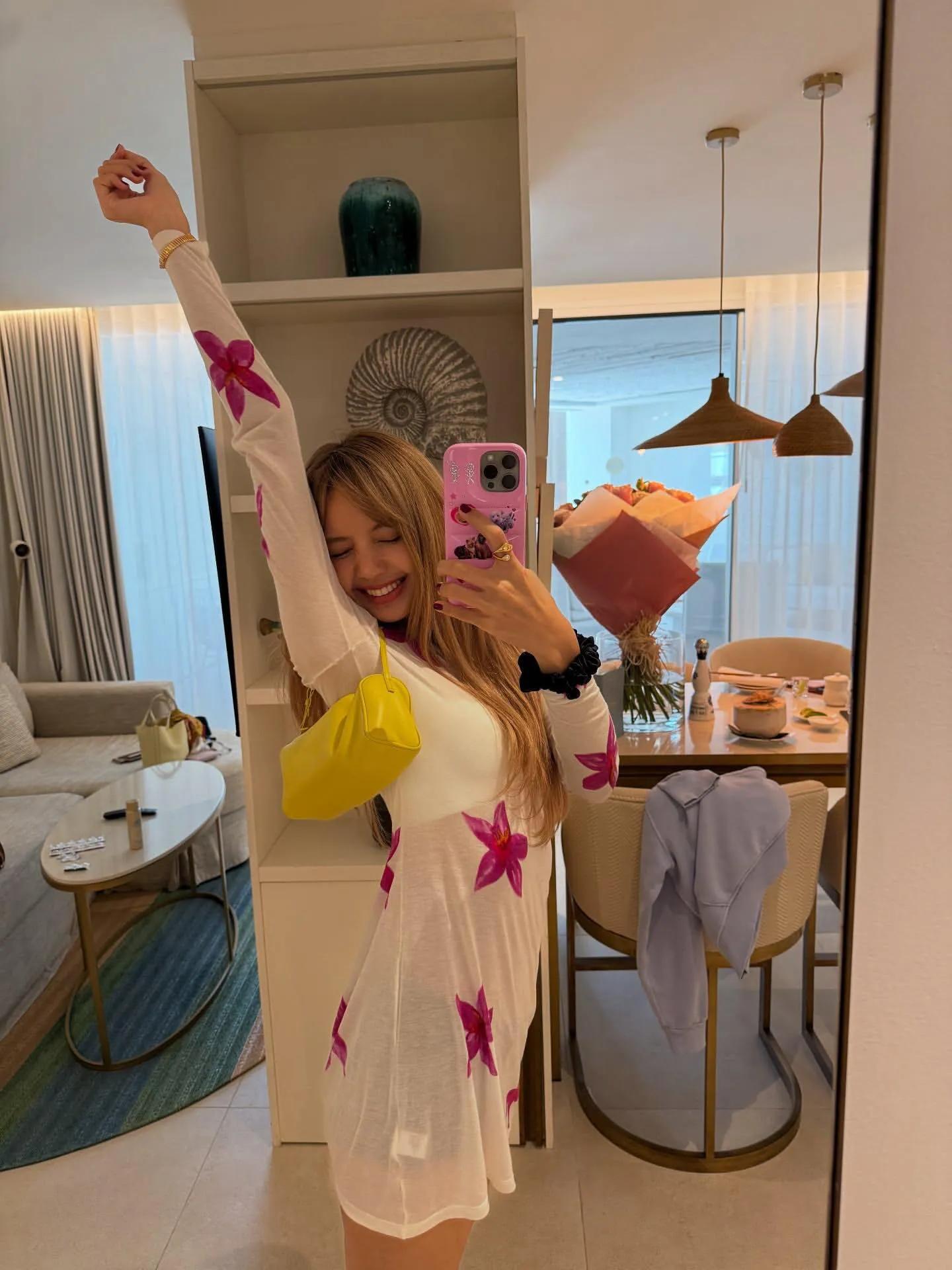 Lisa穿罗意威去蹦迪,她和一群男人出海游玩,她吃饭菜掉一桌子!