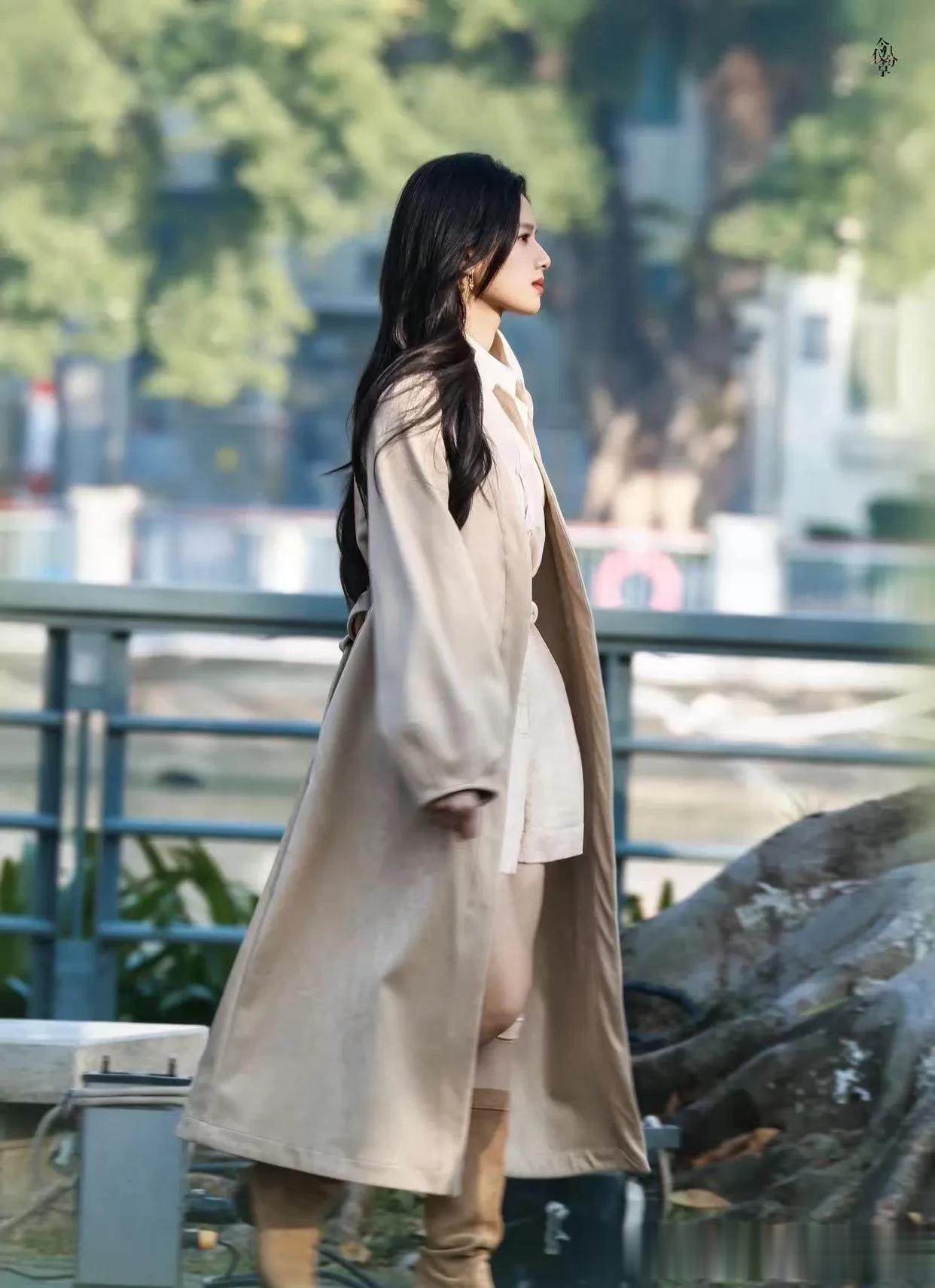 张婧仪的气质真是出挑！穿大衣+衬衫裙+长筒靴，时髦洋气又高级！