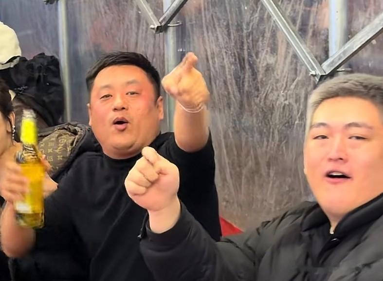 赵本山儿子请客吃砂锅,赵一楠染一头黄发,宋晓峰喝到脸泛红