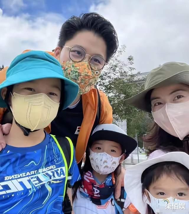 郭晶晶一家五口步行逛街，小女儿穿着鲜艳长发如瀑，颜值超越妈妈