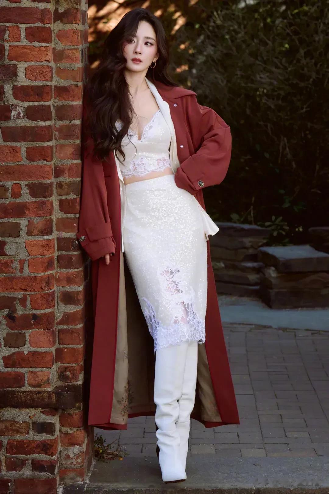 杨幂这组“酷欲写真”，把“美得不费力”焊在审美点上了