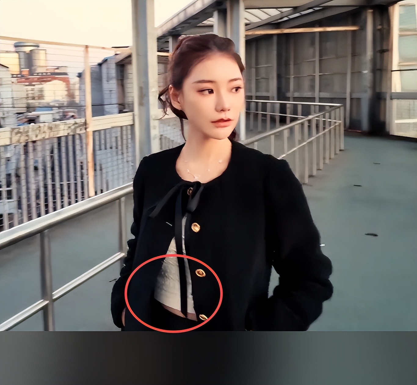 马筱梅挺孕肚穿露脐装,坐地铁上班被赞接地气,再吐槽老公脾气爆