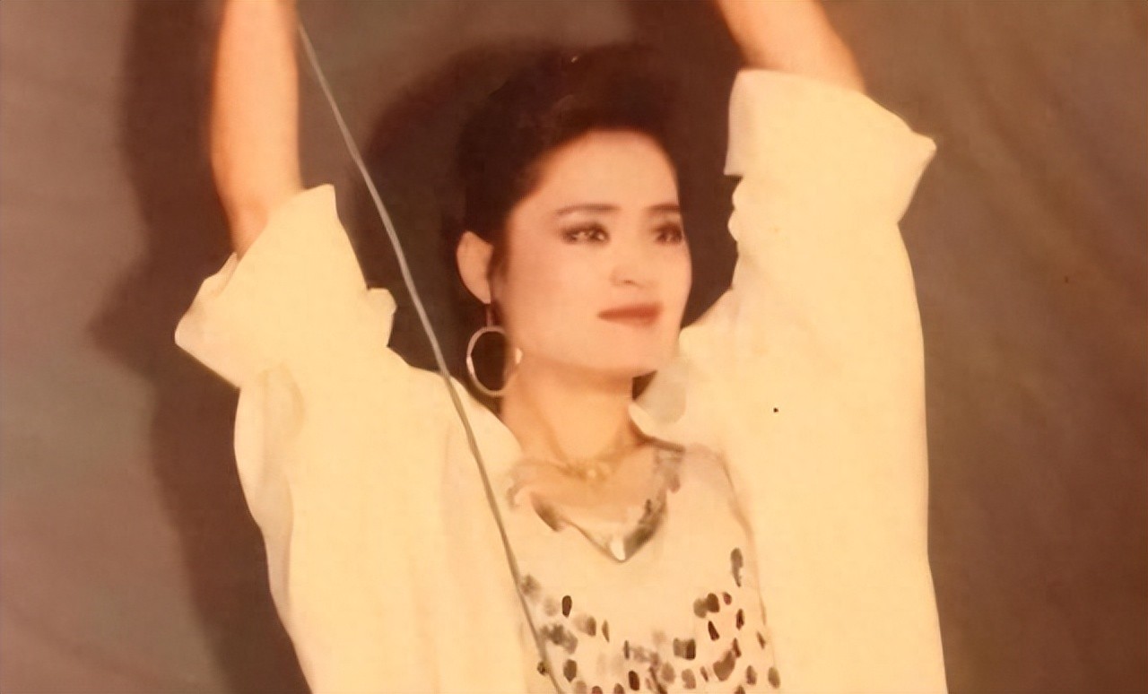 曾打败毛阿敏，却因谷建芬1封信从歌后沦为保姆，如今老到无人识