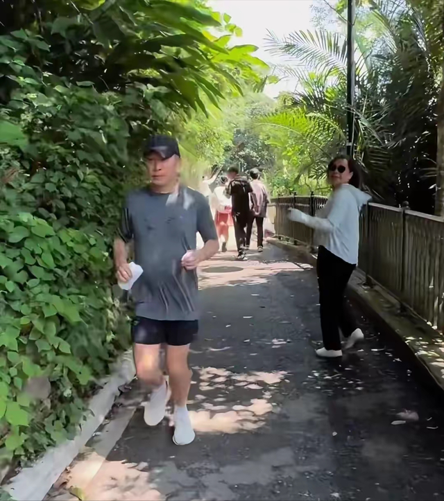 梁朝伟太平山晨跑被偶遇,63岁的他满头白发,面部老态,小腹突出