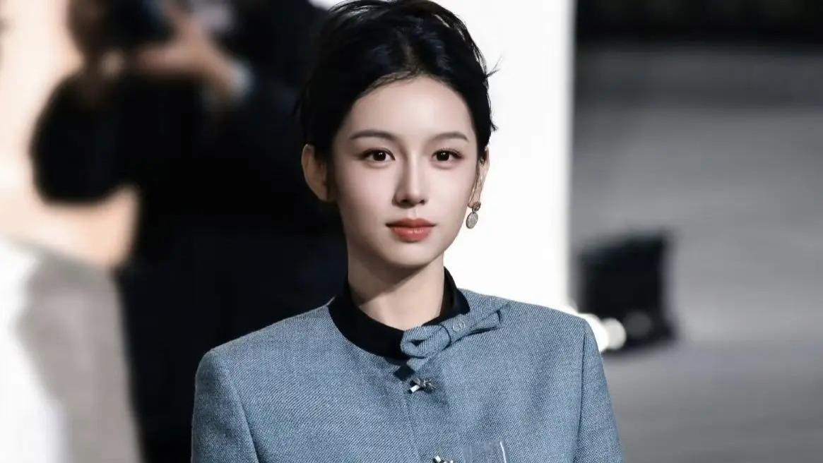 周也“豪门千金”造型出圈，清冷贵气引全网热议