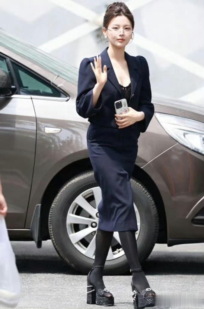 杨超越|路透 纯欲风这块拿捏死死地 ?