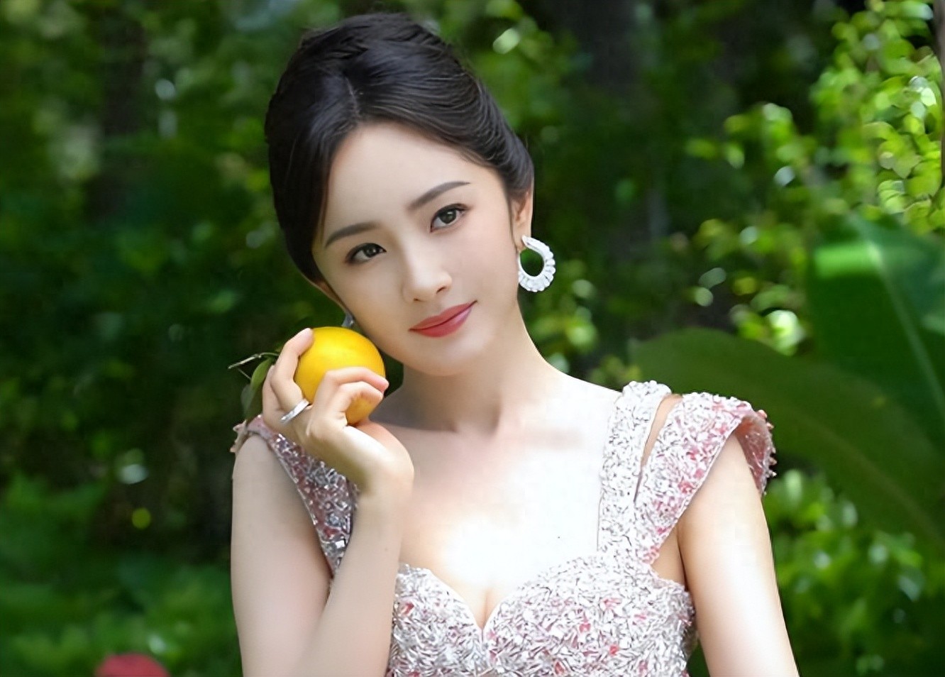 闹翻了?杨幂和刘亦菲的世纪同框,内娱的残酷在他们身上展现无遗