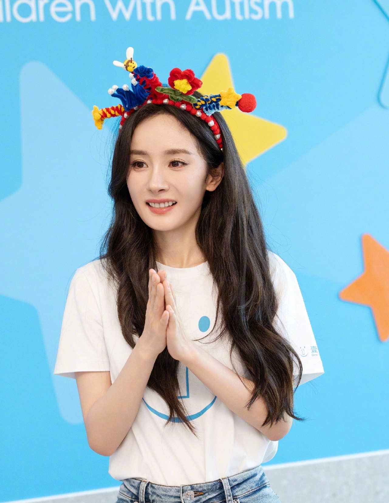 杨幂39岁生日和孤独症儿童一起切蛋糕，穿白T牛仔裤，简单却有爱