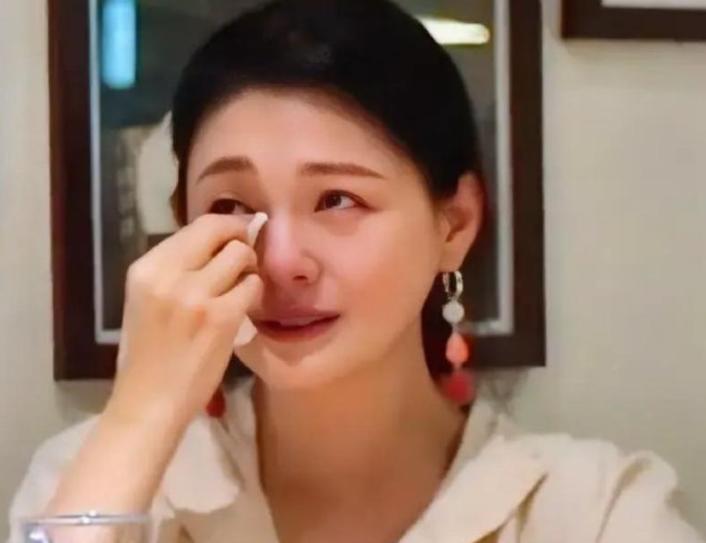 摊牌了！临近大S忌日，带孩子回北京的张兰，没给S家留一丝\体面\