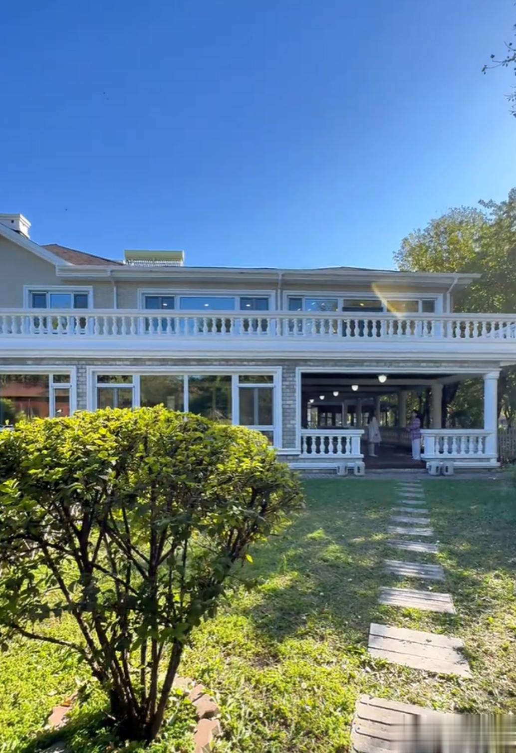 68岁老戏骨程煜别墅曝光，光院子就800平 和好友聚餐喝茅台好开心