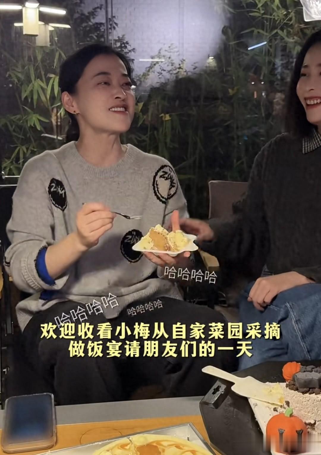 颖儿去梅婷家吃饭,别墅院子里有火炉,梅婷老公亲自下厨招待