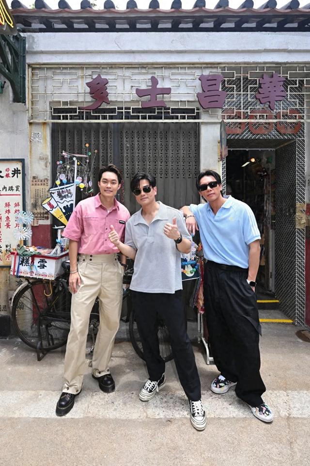 港星伍允龙疑有新欢,开腔回应与女伴同游乐园:还在互相了解阶段