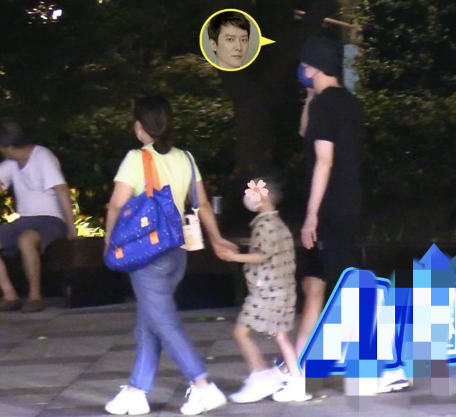 赵丽颖带儿子逛街，打扮土气肚子大，6岁想想活泼好动，画面温馨